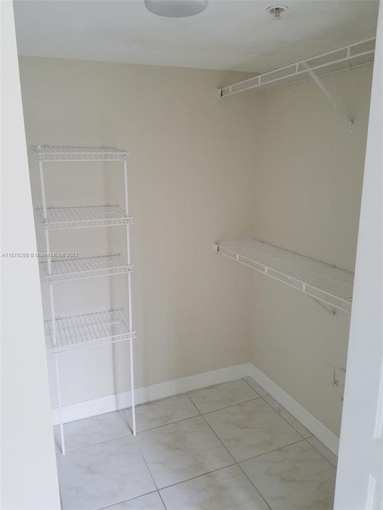 For Sale: $234,000 (1 beds, 1 baths, 665 Square Feet)