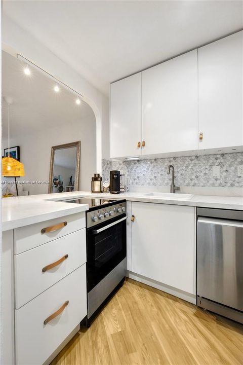 Active With Contract: $2,950 (1 beds, 1 baths, 726 Square Feet)