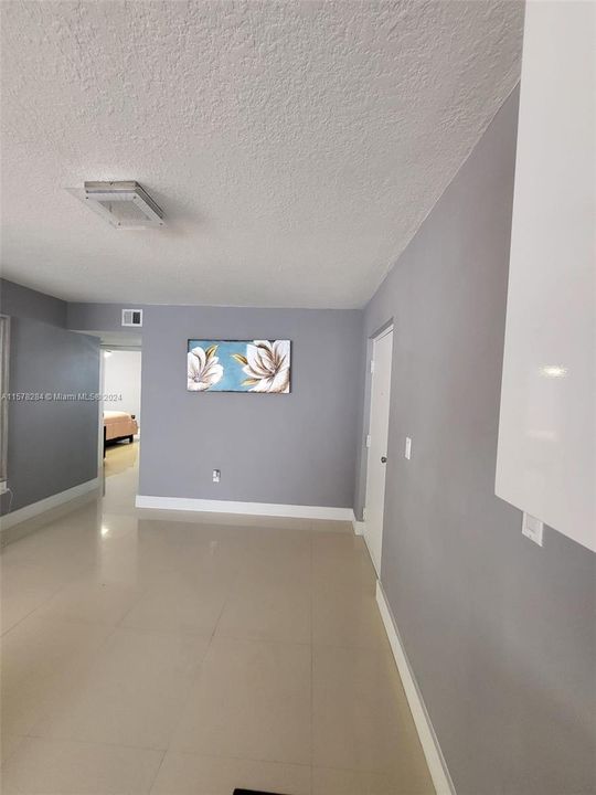 For Sale: $330,000 (2 beds, 2 baths, 897 Square Feet)