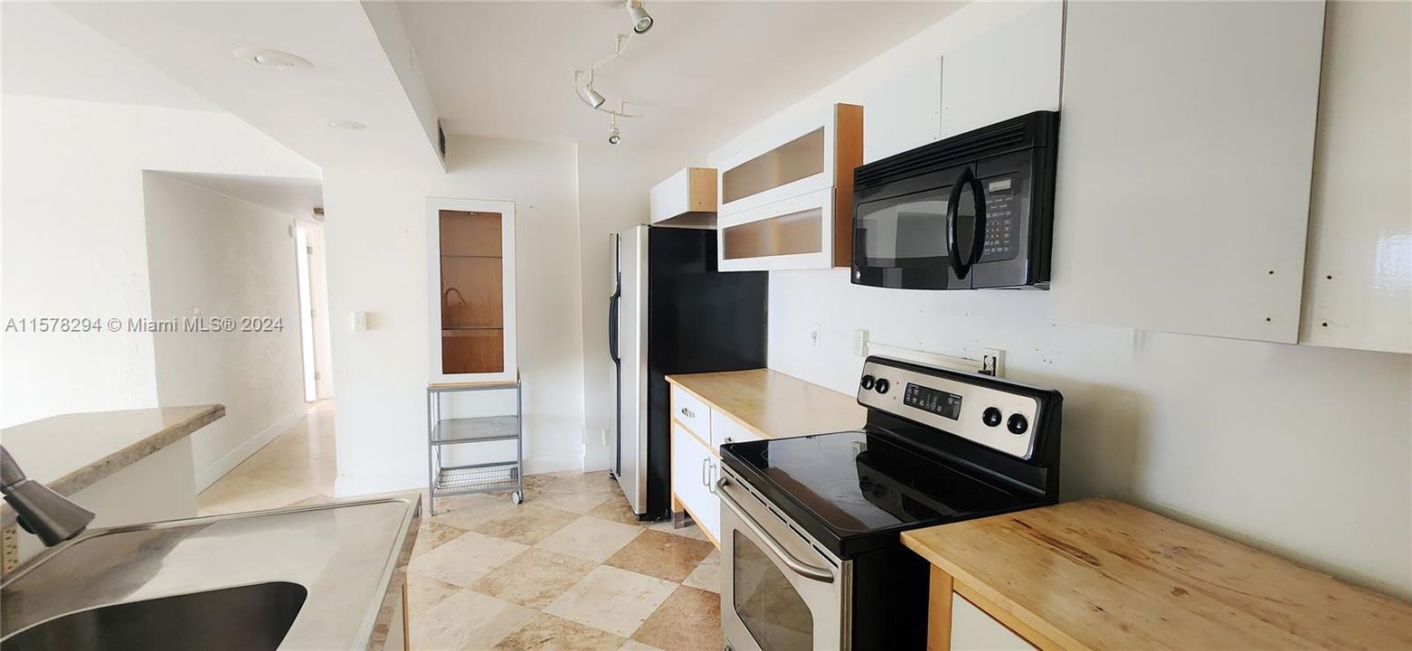 For Sale: $429,900 (2 beds, 2 baths, 1040 Square Feet)
