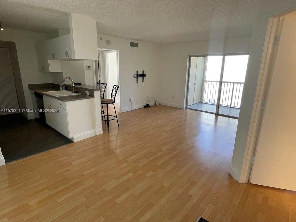 Recently Rented: $2,200 (2 beds, 2 baths, 820 Square Feet)