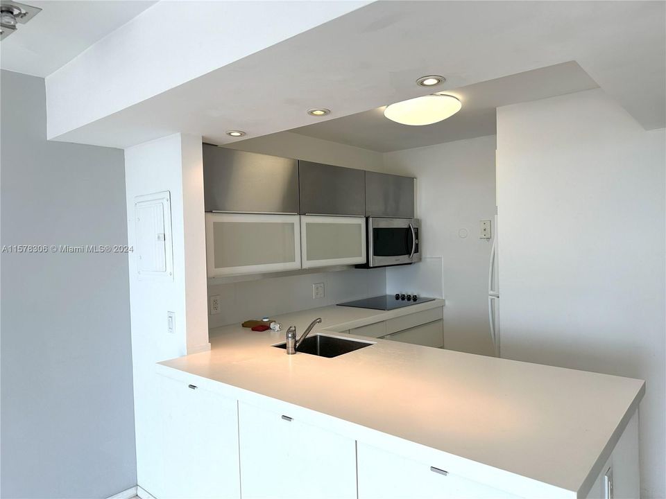 For Rent: $2,088 (1 beds, 1 baths, 723 Square Feet)