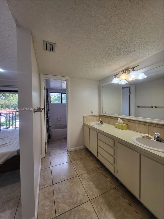 Active With Contract: $346,000 (2 beds, 2 baths, 1147 Square Feet)