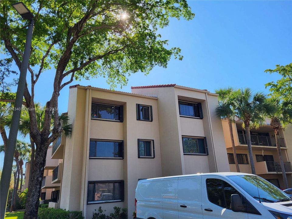 For Sale: $346,000 (2 beds, 2 baths, 1147 Square Feet)