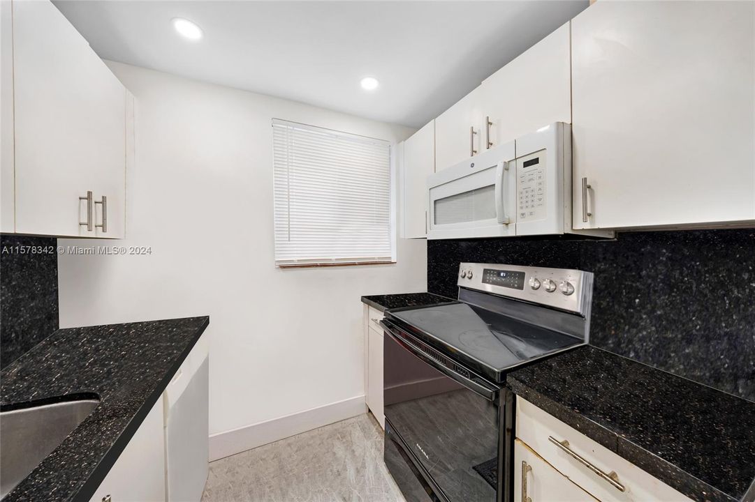 For Sale: $265,000 (1 beds, 1 baths, 510 Square Feet)