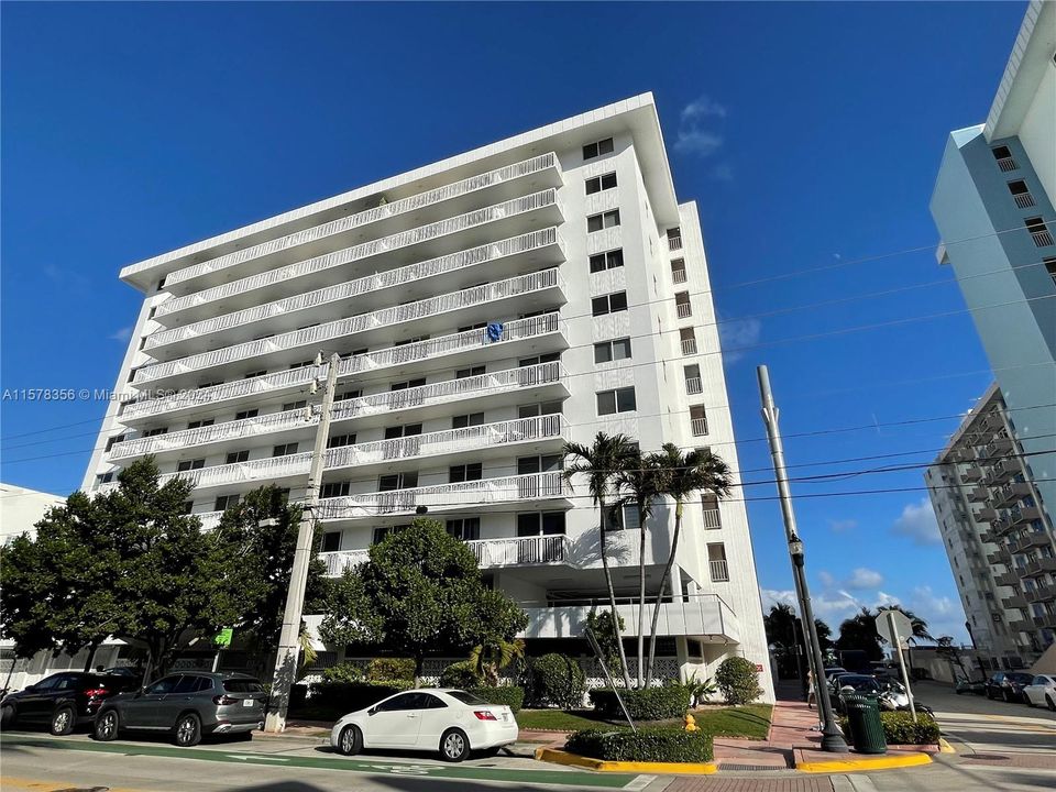 Active With Contract: $1,700 (0 beds, 1 baths, 404 Square Feet)