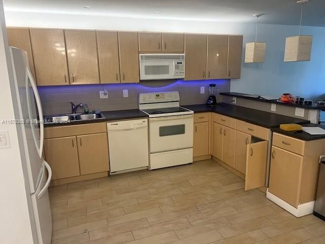 Recently Rented: $1,390 (1 beds, 1 baths, 657 Square Feet)