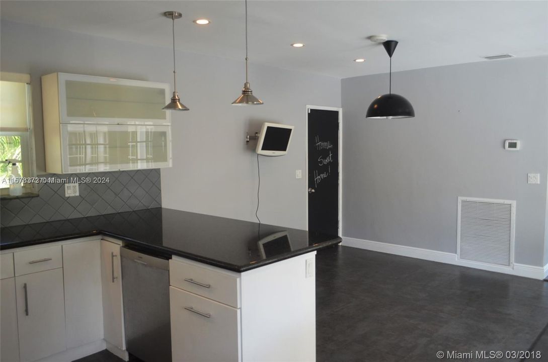 Active With Contract: $7,900 (3 beds, 2 baths, 2324 Square Feet)