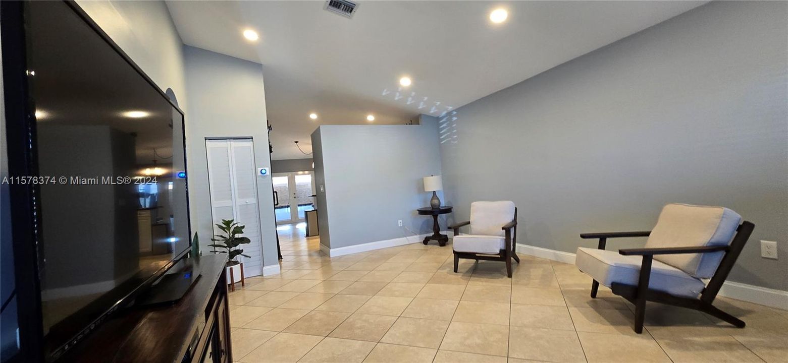 Active With Contract: $567,500 (3 beds, 2 baths, 1276 Square Feet)