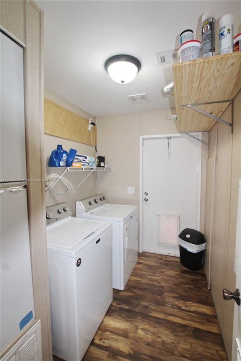 For Sale: $290,000 (3 beds, 2 baths, 1080 Square Feet)