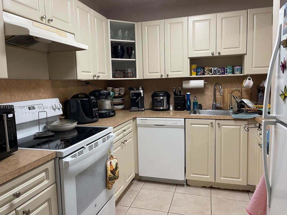 For Rent: $1,875 (1 beds, 1 baths, 870 Square Feet)