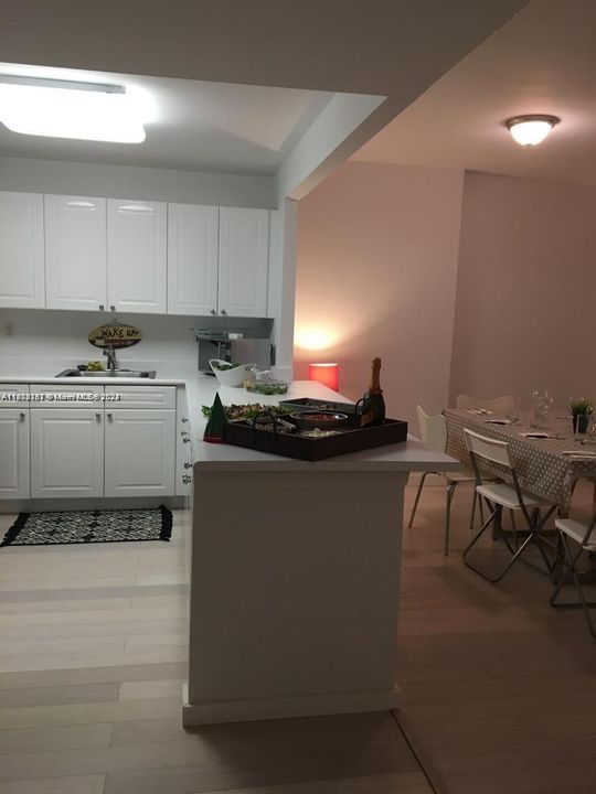 For Rent: $5,300 (1 beds, 1 baths, 900 Square Feet)