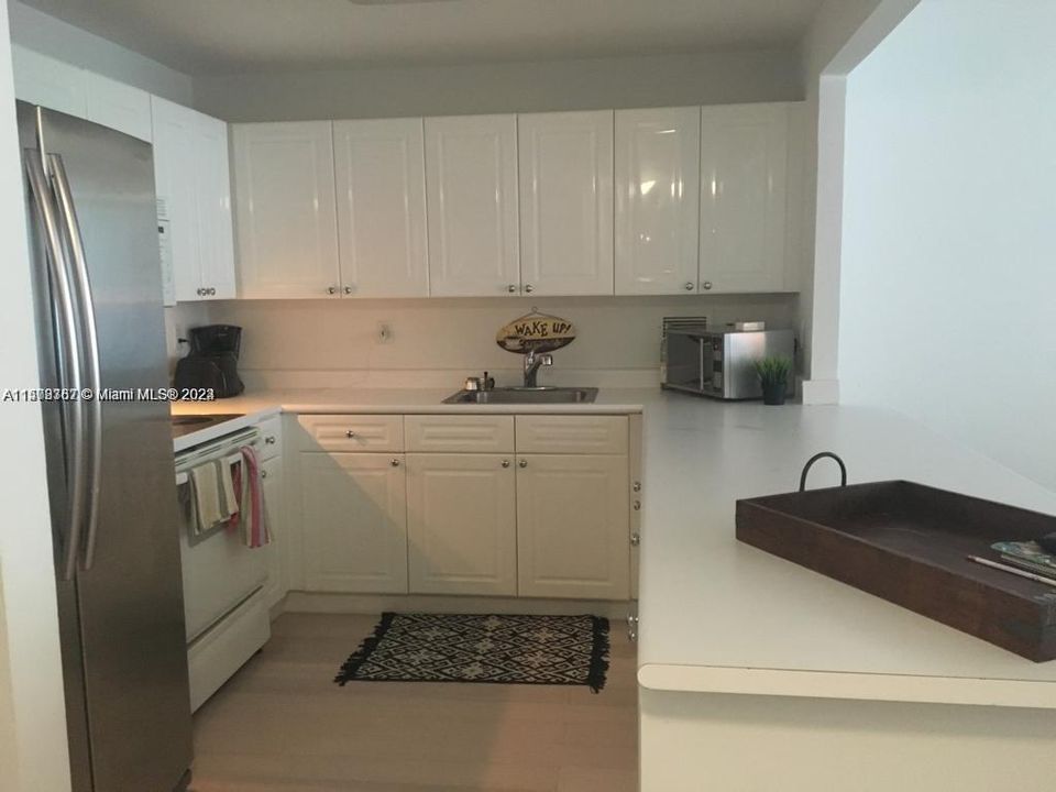 For Rent: $5,300 (1 beds, 1 baths, 900 Square Feet)