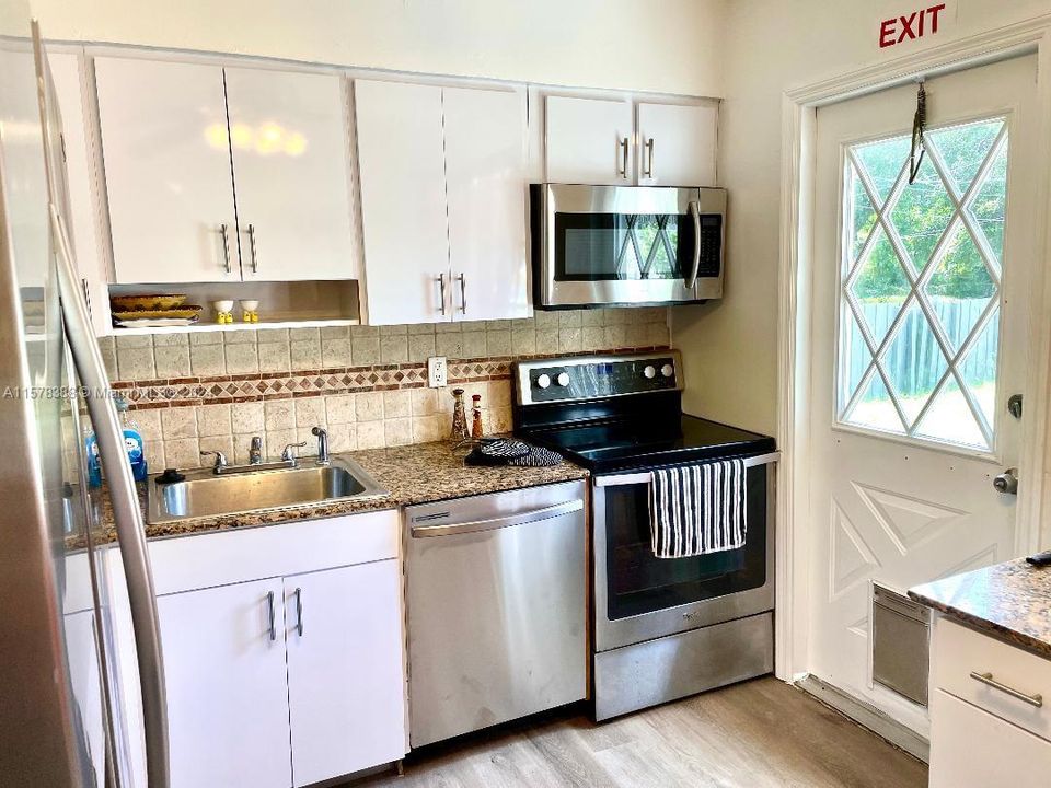 Active With Contract: $3,500 (3 beds, 2 baths, 1166 Square Feet)