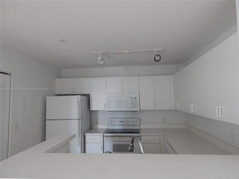 For Rent: $2,300 (1 beds, 1 baths, 743 Square Feet)
