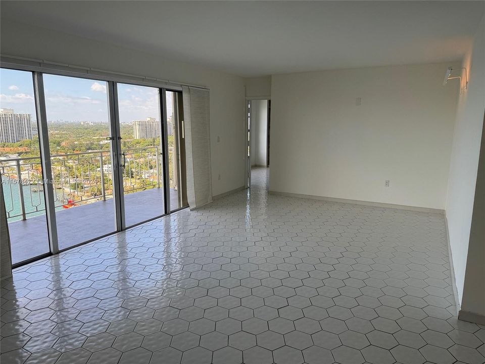 For Sale: $399,000 (2 beds, 2 baths, 1358 Square Feet)