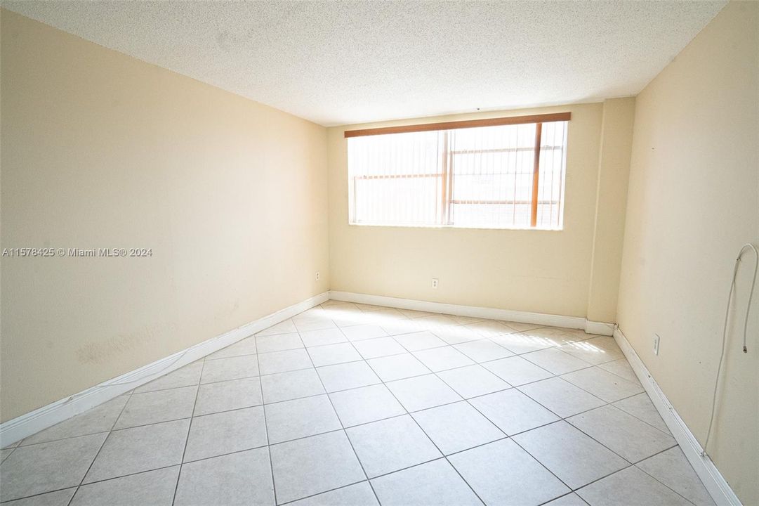 For Rent: $1,700 (1 beds, 1 baths, 746 Square Feet)