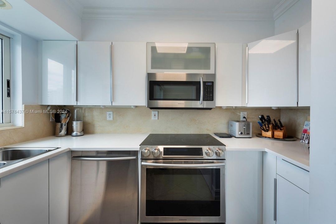 For Sale: $877,000 (2 beds, 2 baths, 1180 Square Feet)
