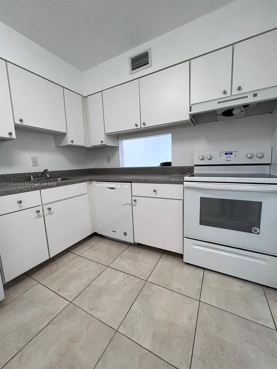 For Rent: $1,950 (1 beds, 1 baths, 810 Square Feet)