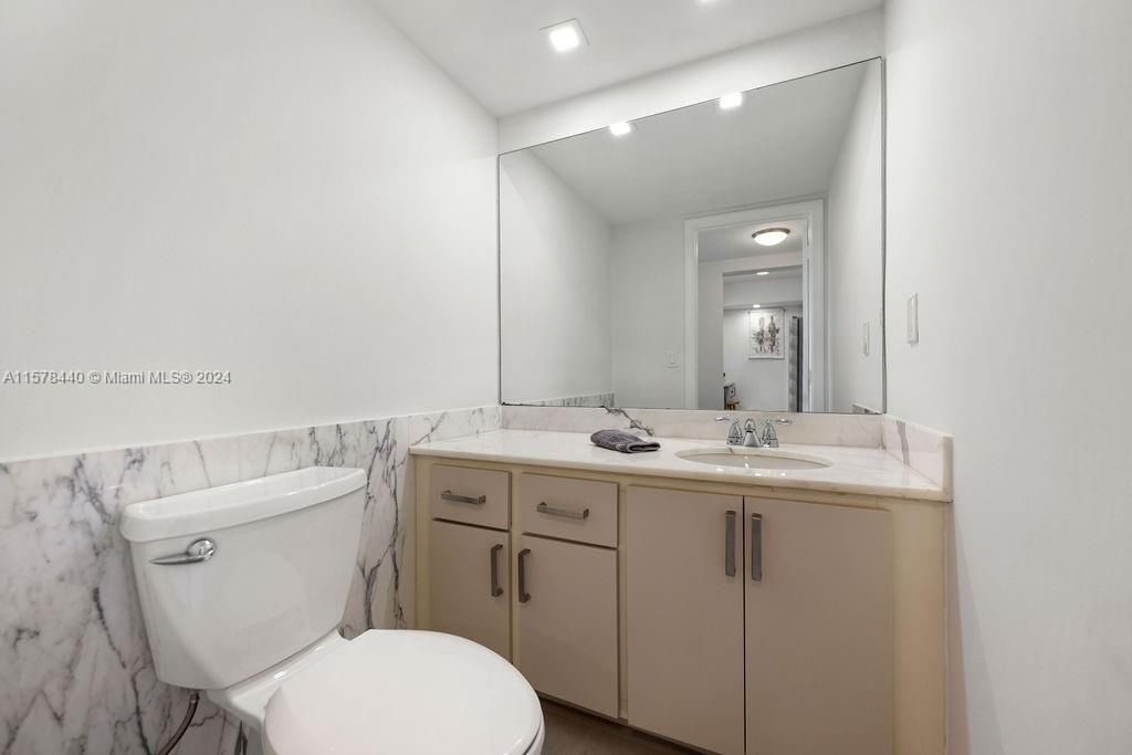 For Sale: $743,000 (1 beds, 1 baths, 895 Square Feet)