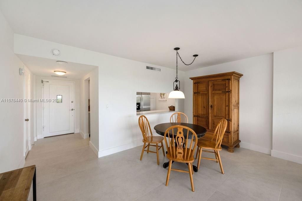 For Sale: $743,000 (1 beds, 1 baths, 895 Square Feet)