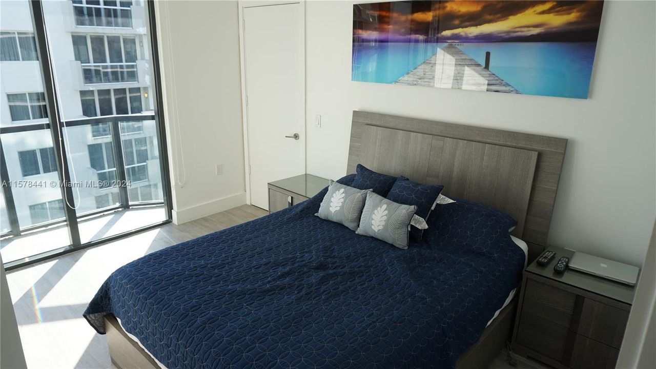 For Sale: $500,000 (1 beds, 1 baths, 682 Square Feet)