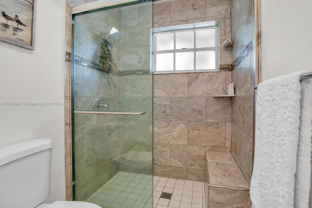 合同活跃: $873,000 (4 贝兹, 2 浴室, 1783 平方英尺)