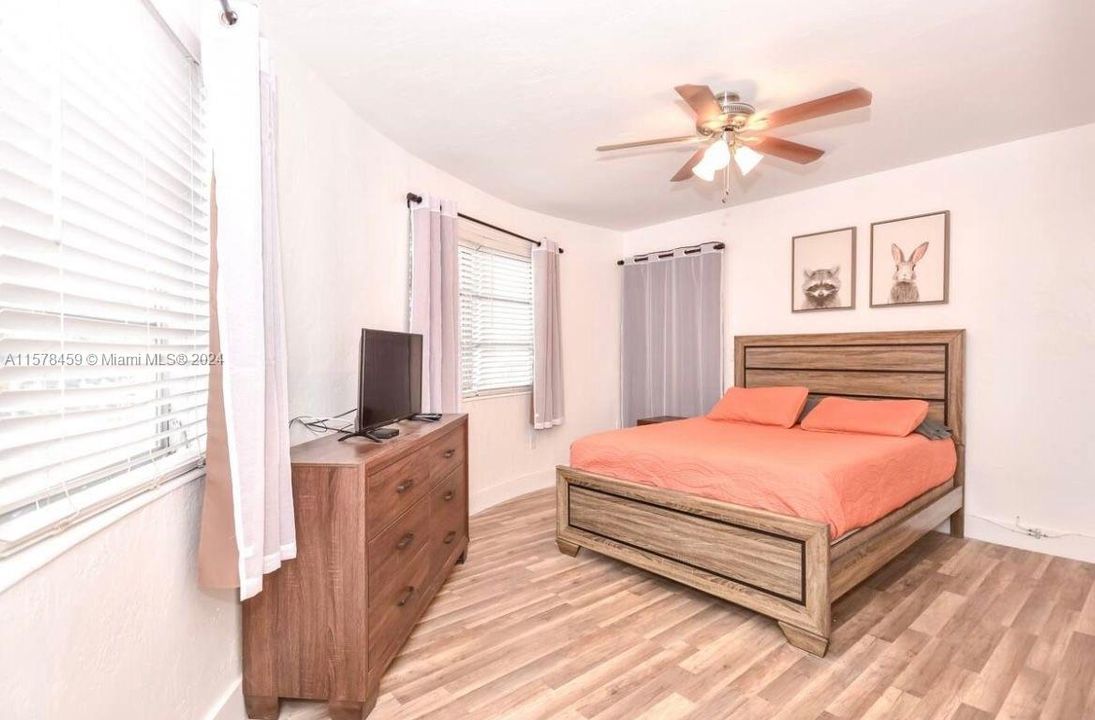 Active With Contract: $2,550 (2 beds, 2 baths, 982 Square Feet)