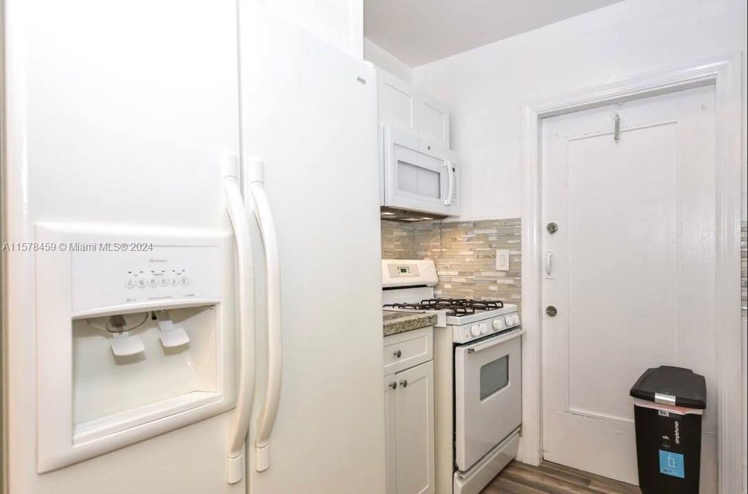 Active With Contract: $2,550 (2 beds, 2 baths, 982 Square Feet)