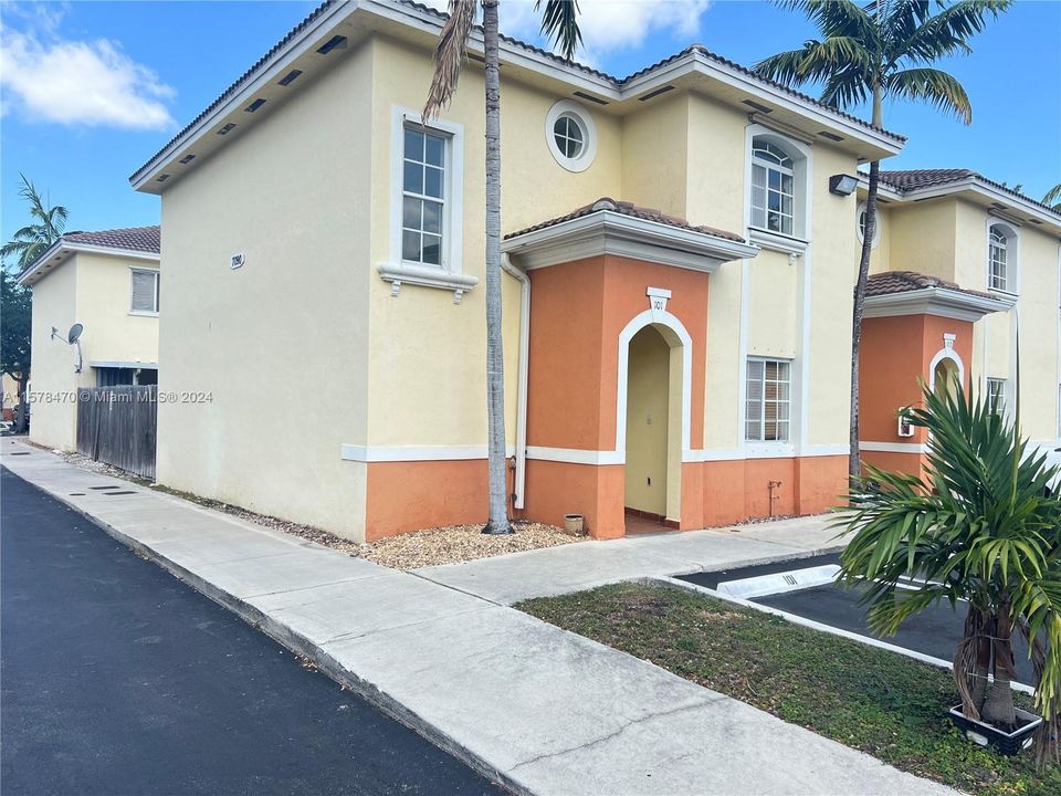 Active With Contract: $2,800 (3 beds, 3 baths, 1544 Square Feet)