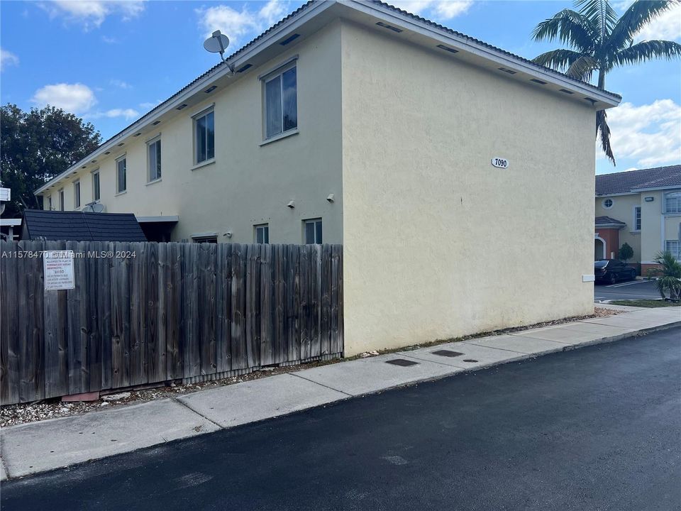 Active With Contract: $2,800 (3 beds, 3 baths, 1544 Square Feet)