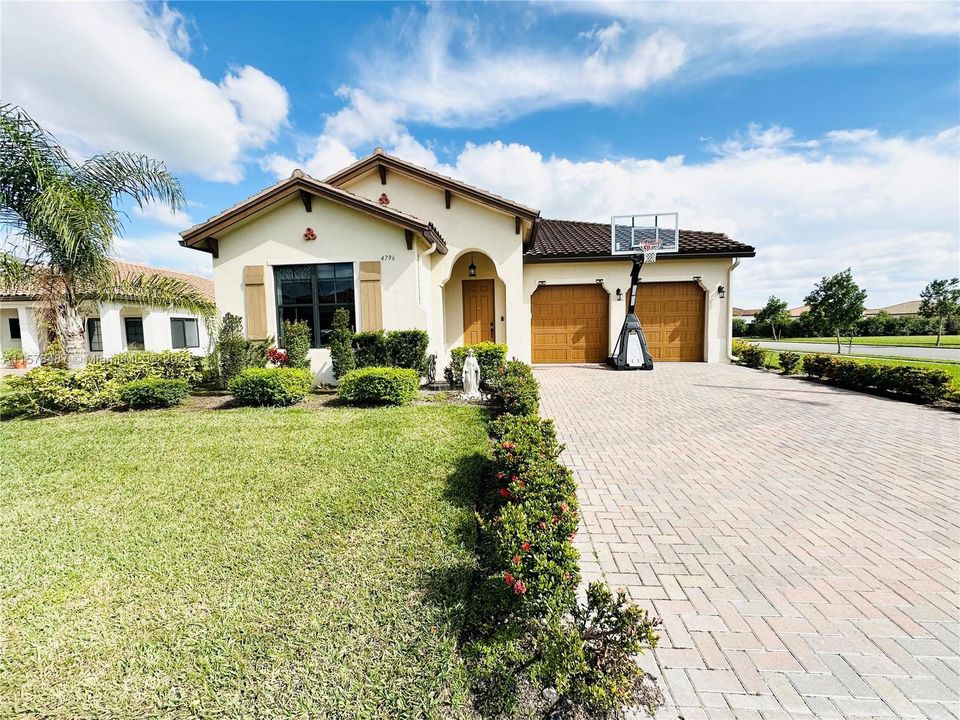 For Sale: $569,900 (4 beds, 3 baths, 2466 Square Feet)