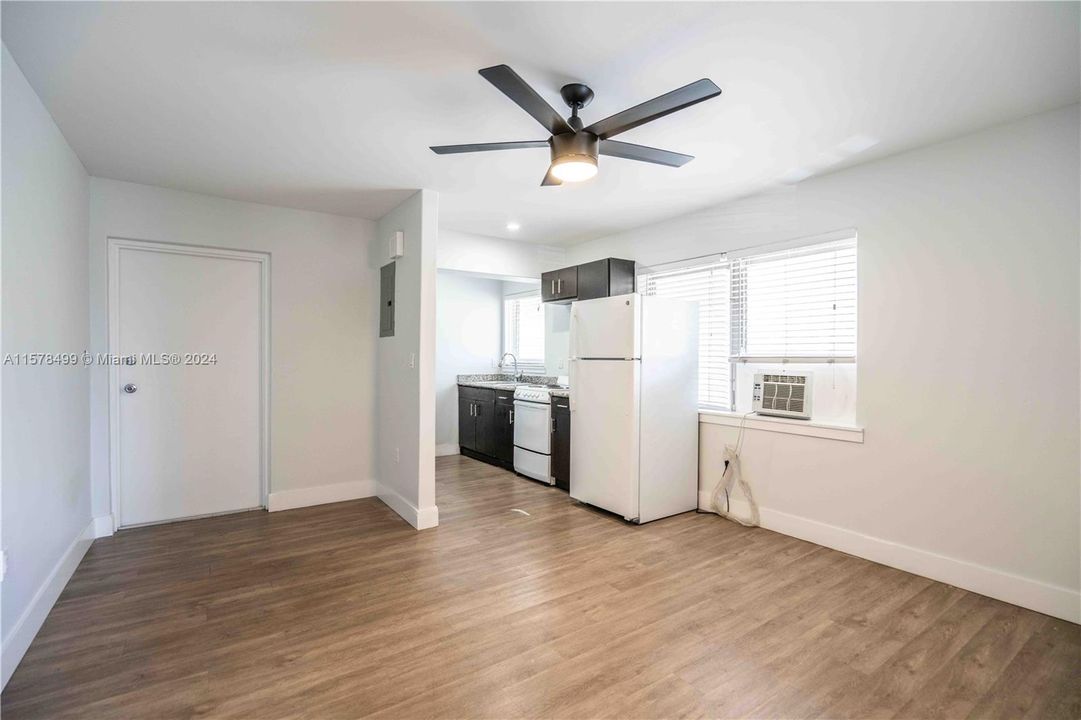Active With Contract: $1,800 (1 beds, 1 baths, 610 Square Feet)