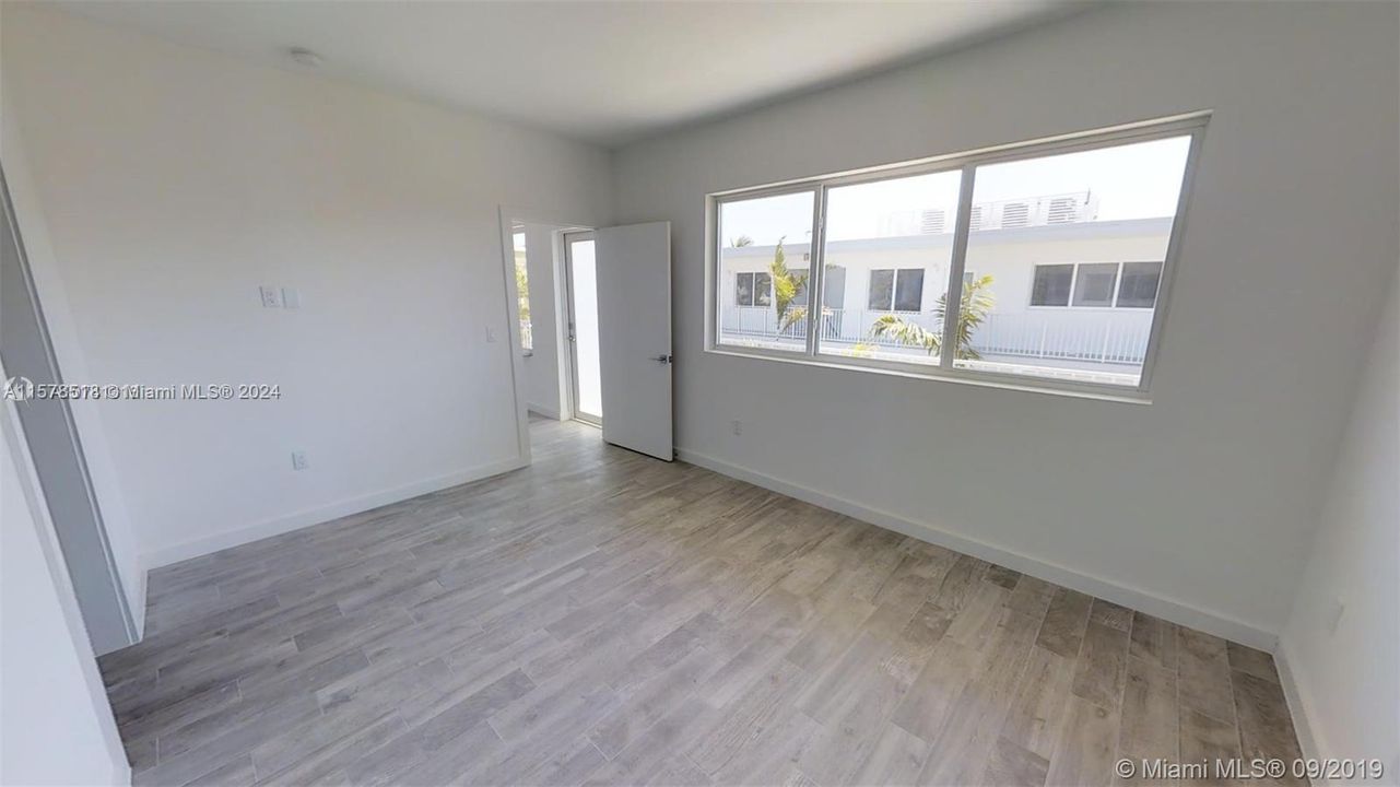 For Sale: $370,000 (2 beds, 1 baths, 824 Square Feet)