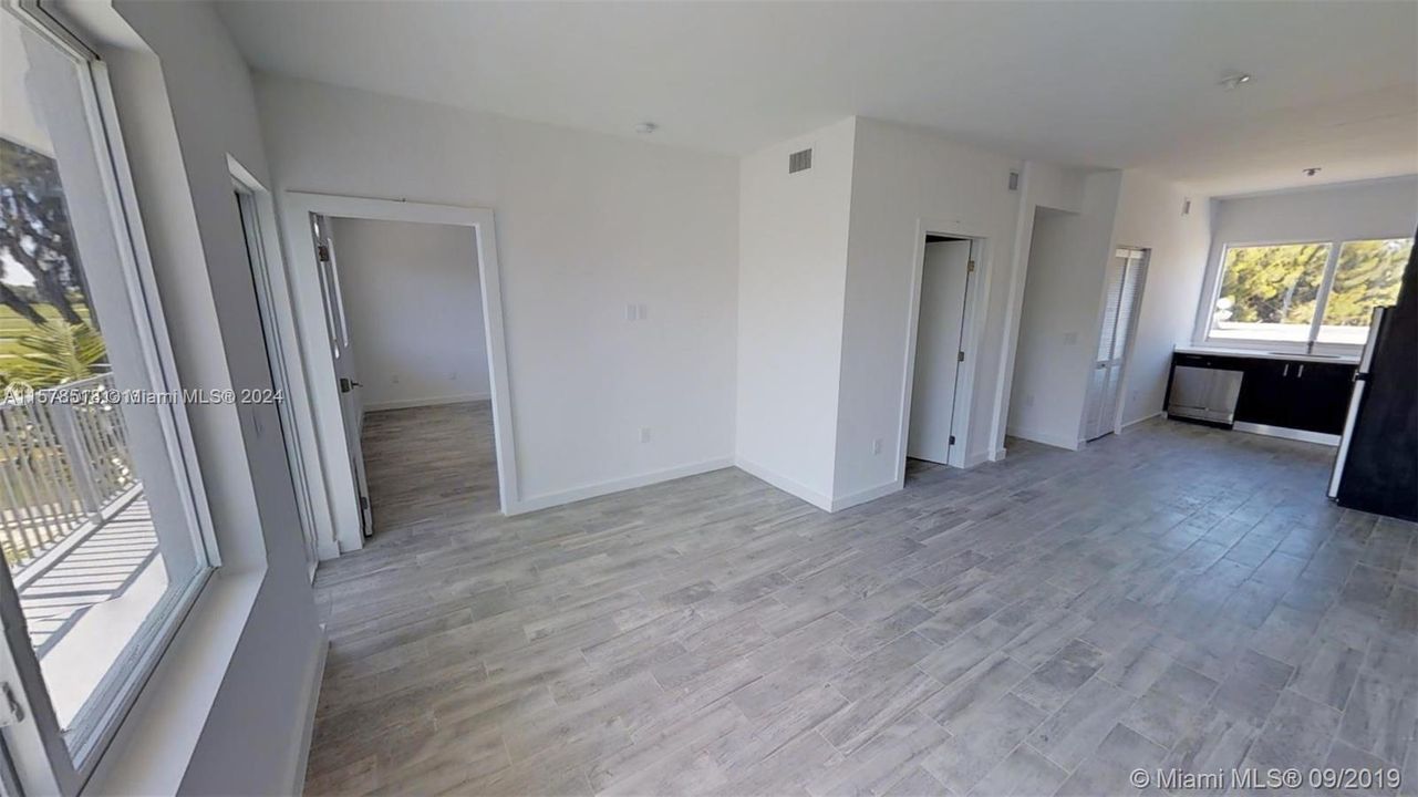 For Sale: $370,000 (2 beds, 1 baths, 824 Square Feet)