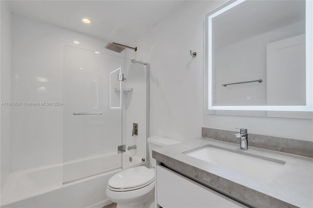 Second bathroom (tub)