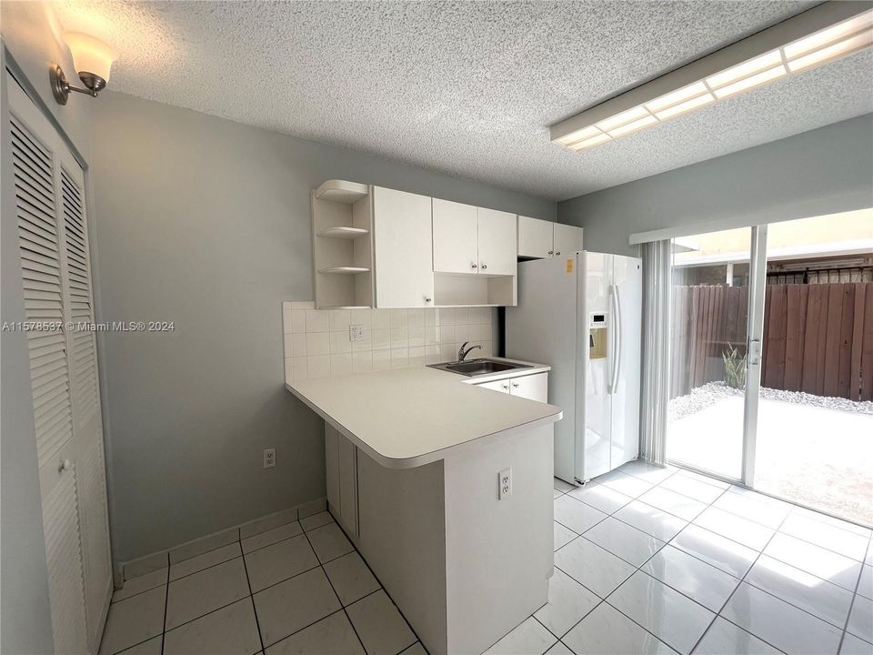 For Rent: $2,500 (2 beds, 2 baths, 870 Square Feet)