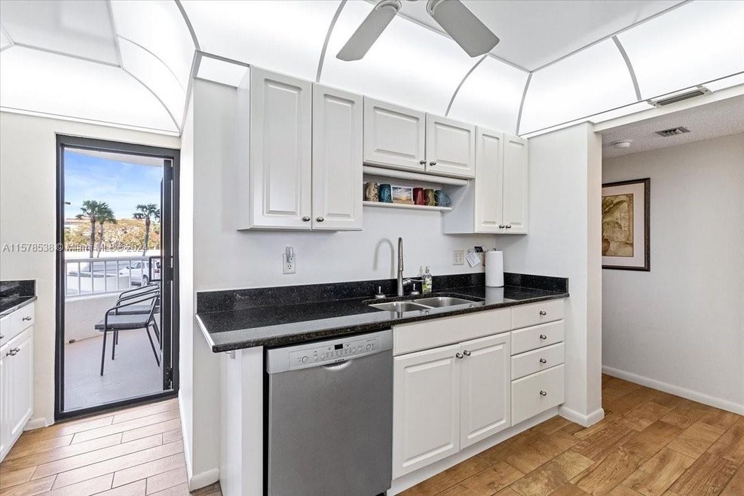 For Sale: $669,900 (2 beds, 2 baths, 1161 Square Feet)