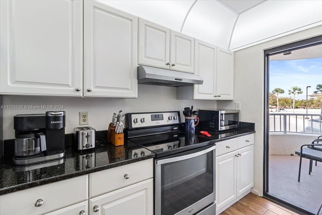 For Sale: $669,900 (2 beds, 2 baths, 1161 Square Feet)