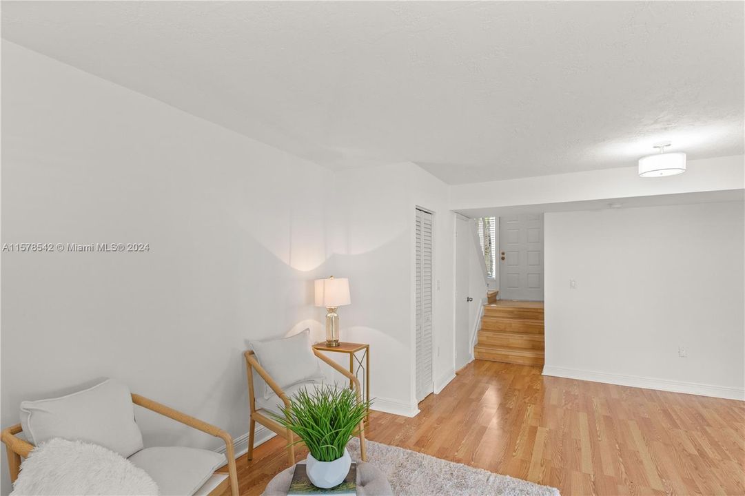 Active With Contract: $2,800 (2 beds, 2 baths, 1025 Square Feet)