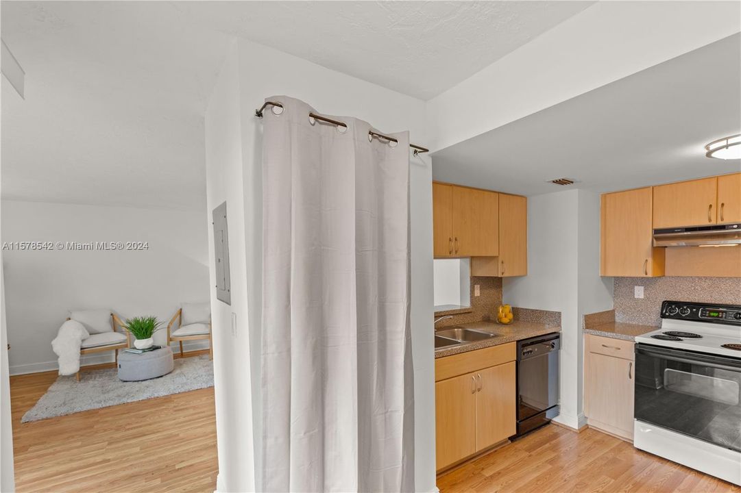 Active With Contract: $2,800 (2 beds, 2 baths, 1025 Square Feet)