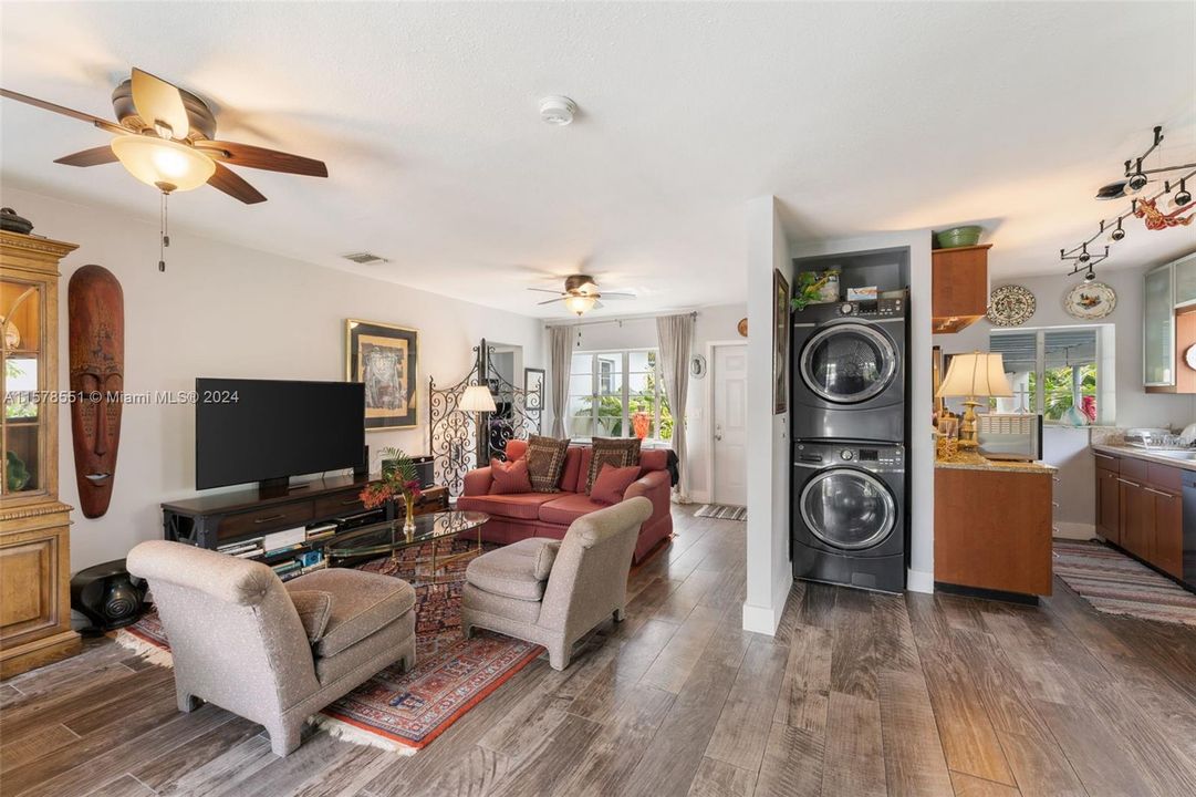 For Sale: $745,000 (2 beds, 1 baths, 1053 Square Feet)