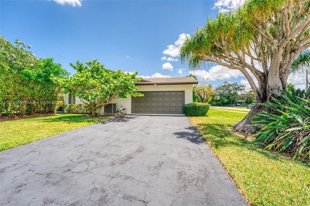 For Sale: $1,195,000 (4 beds, 2 baths, 2464 Square Feet)