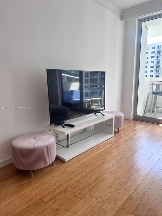 For Rent: $3,350 (1 beds, 1 baths, 726 Square Feet)