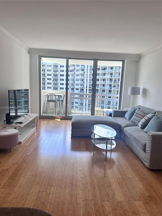 For Rent: $3,350 (1 beds, 1 baths, 726 Square Feet)