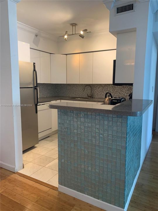 For Rent: $3,350 (1 beds, 1 baths, 726 Square Feet)