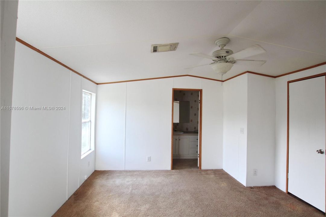 For Sale: $170,000 (2 beds, 2 baths, 896 Square Feet)