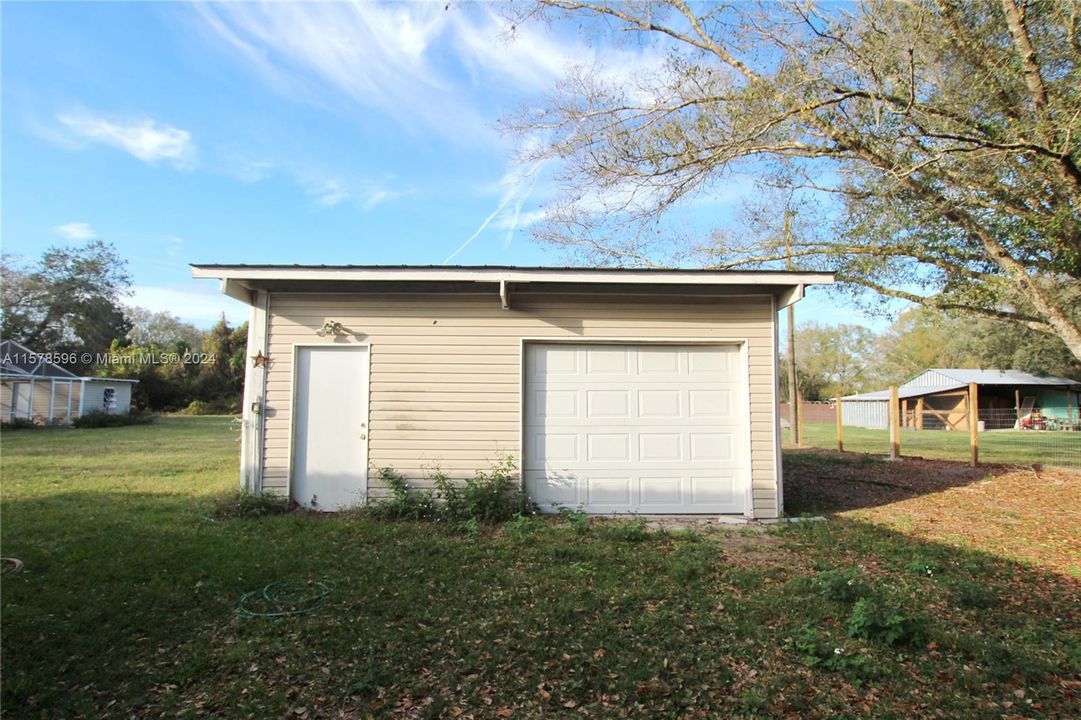 Active With Contract: $170,000 (2 beds, 2 baths, 896 Square Feet)