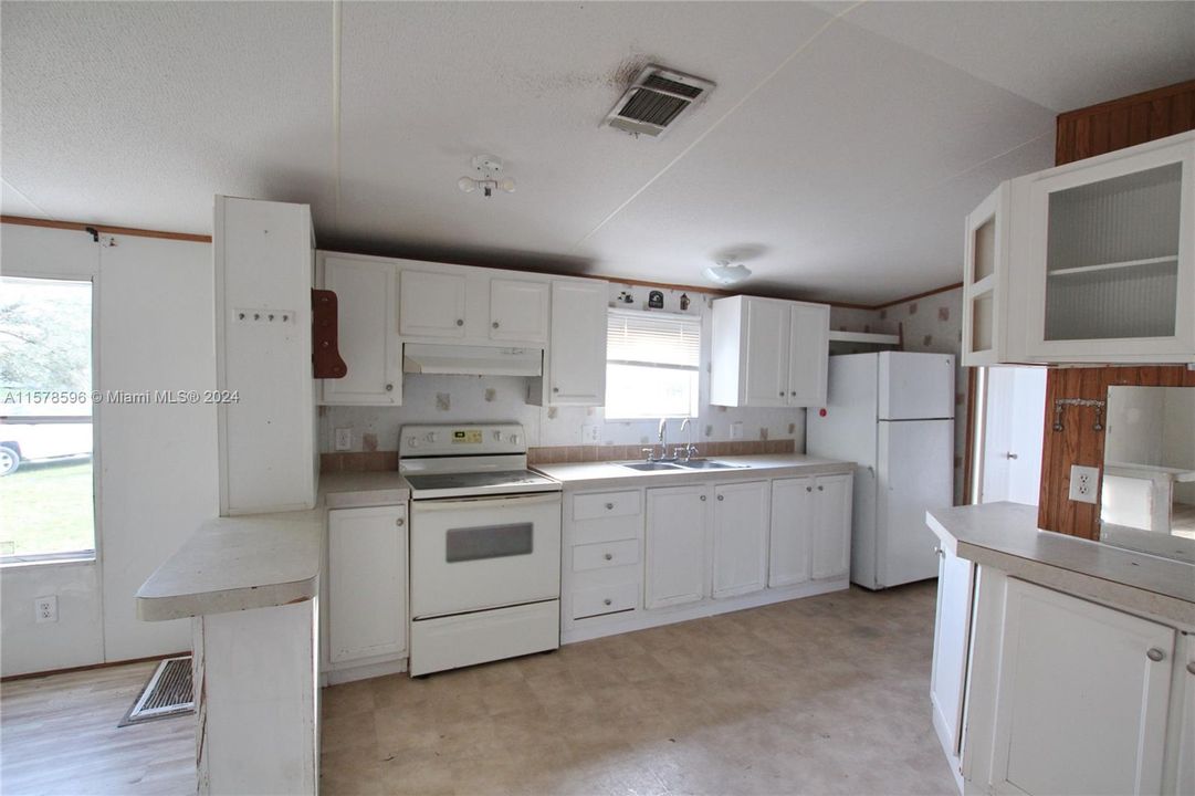 For Sale: $170,000 (2 beds, 2 baths, 896 Square Feet)