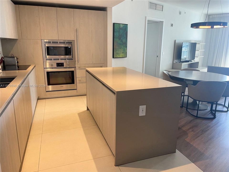 For Sale: $884,900 (2 beds, 2 baths, 1136 Square Feet)